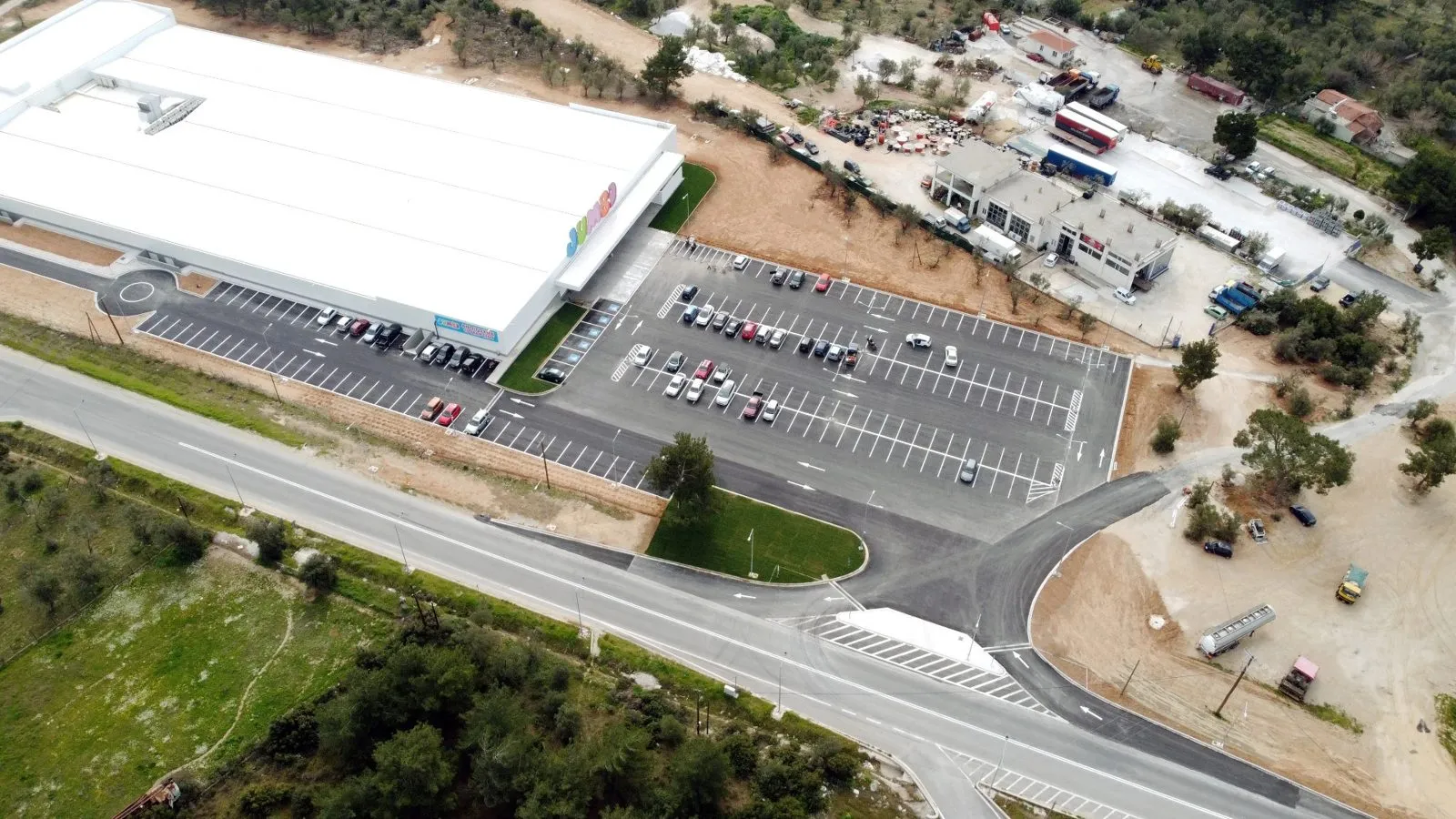 Κατάστημα Υπεραγοράς JUMBO — Λέσβος — Χώροι στάθμευσης & περιβάλλων χώρος